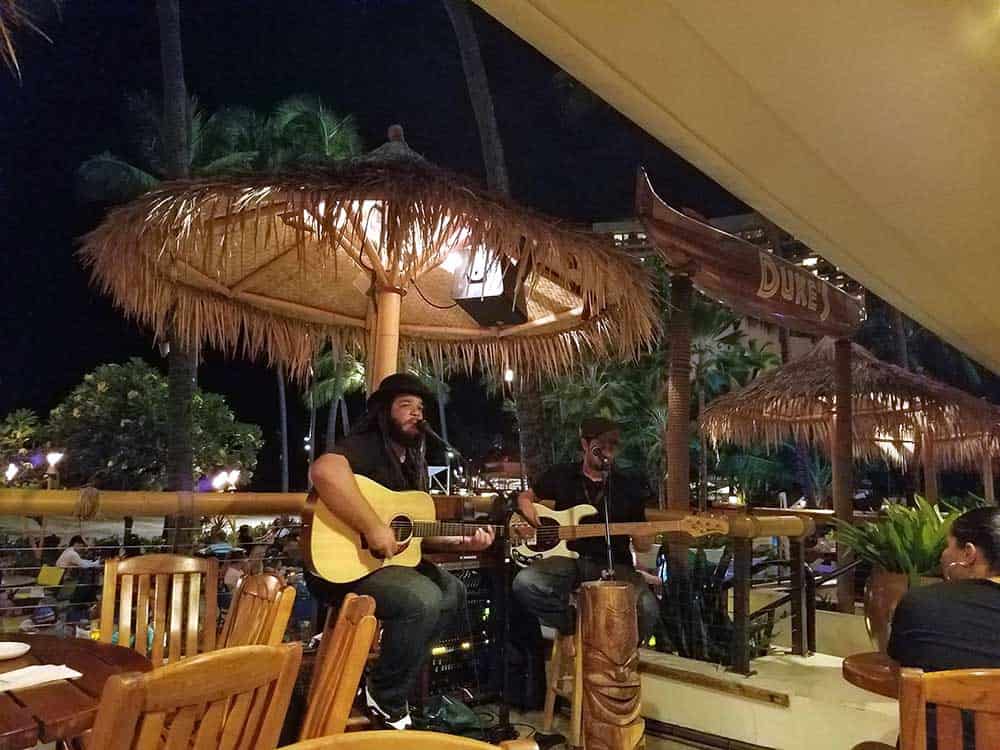 Nightlife at Duke’s Waikiki Barefoot Bar
